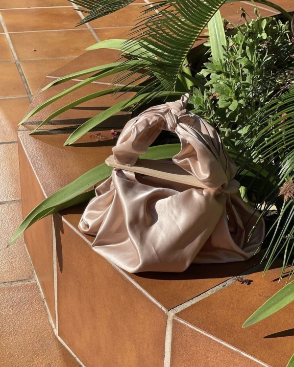 15 милых подарков подружкам невесты на девичник