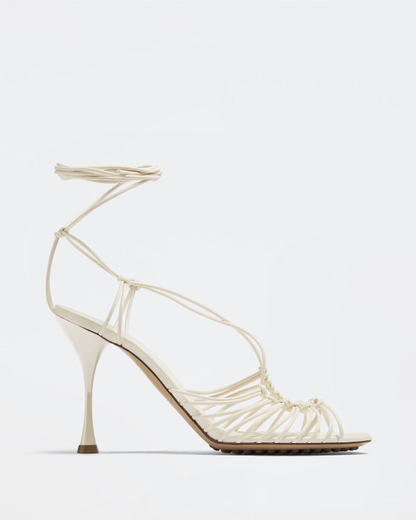 16 пар обуви на каблуке и танкетке