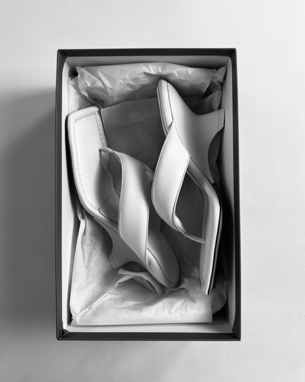 16 пар обуви на каблуке и танкетке