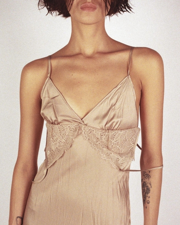 16 нюдовых платьев для образов подружек невесты