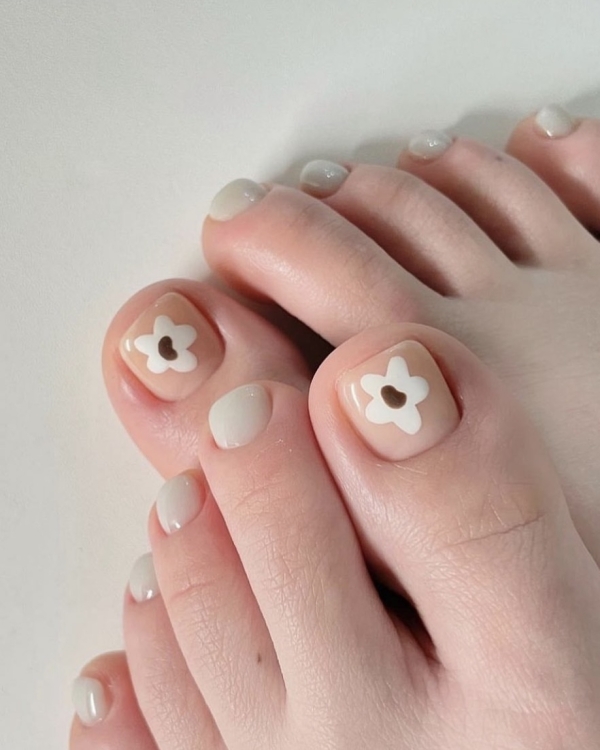 Главные тренды летнего педикюра 2023