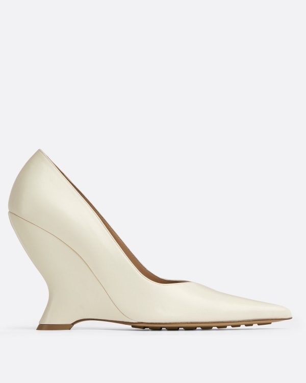 16 пар обуви на каблуке и танкетке