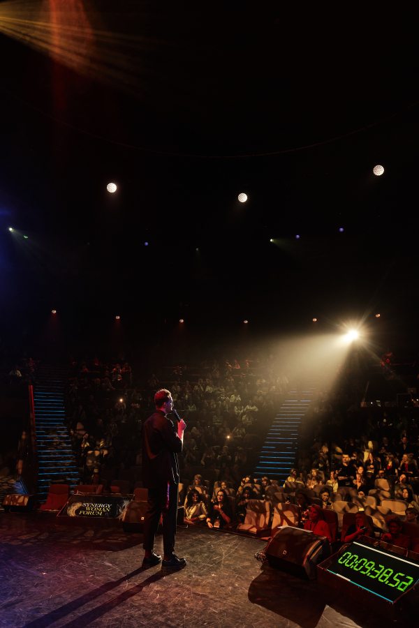 Ведущие Владислав Сапунов