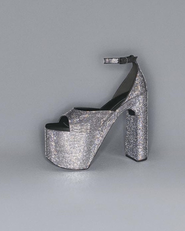 16 пар обуви на каблуке и танкетке