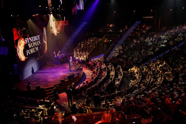 Ведущие Владислав Сапунов