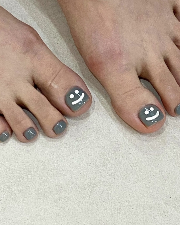 Педикюр, который мы заслужили. Главные nail-тренды лета