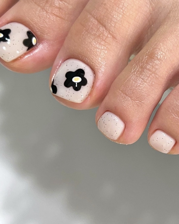 Педикюр, который мы заслужили. Главные nail-тренды лета