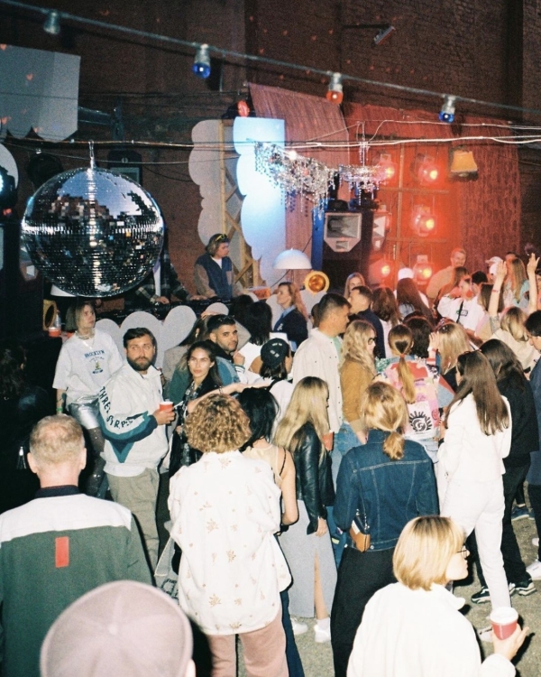 Электроника в «Кристалле», романтик под открытым небом