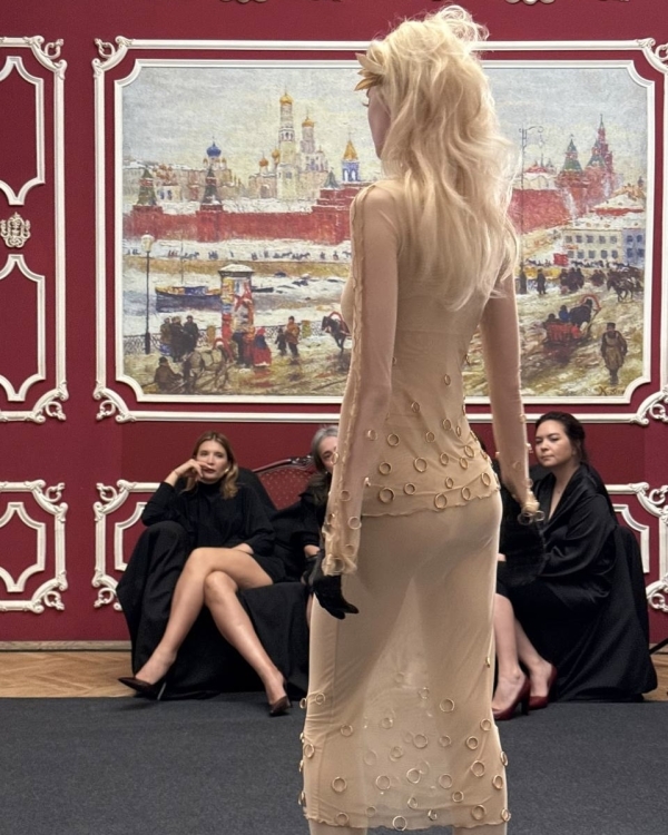 Парад женихов и невест на показе Walk