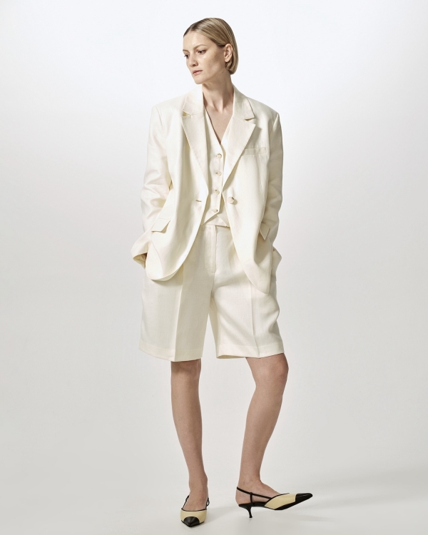 Что надеть невесте, помимо свадебного платья? Конечно,