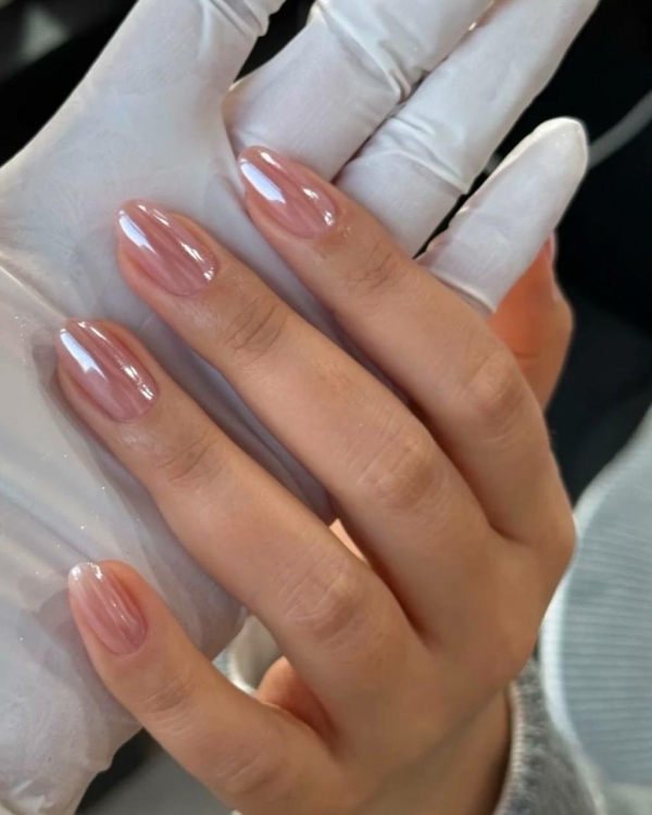 7 трендов летнего маникюра для невест 2025