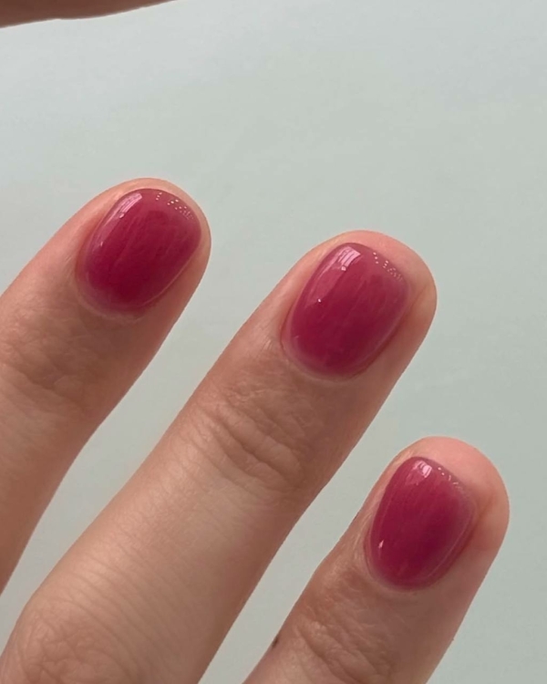 7 трендов летнего маникюра для невест 2025