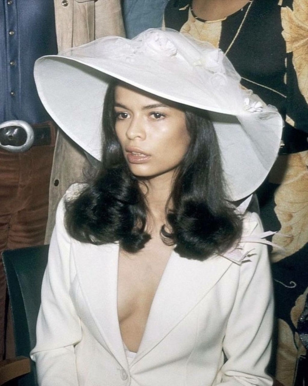 Что надеть невесте, помимо свадебного платья? Конечно,