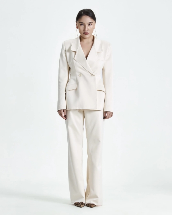 Что надеть невесте, помимо свадебного платья? Конечно,