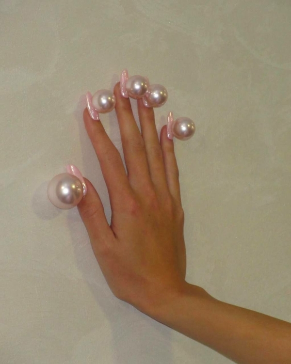 7 трендов летнего маникюра для невест 2025