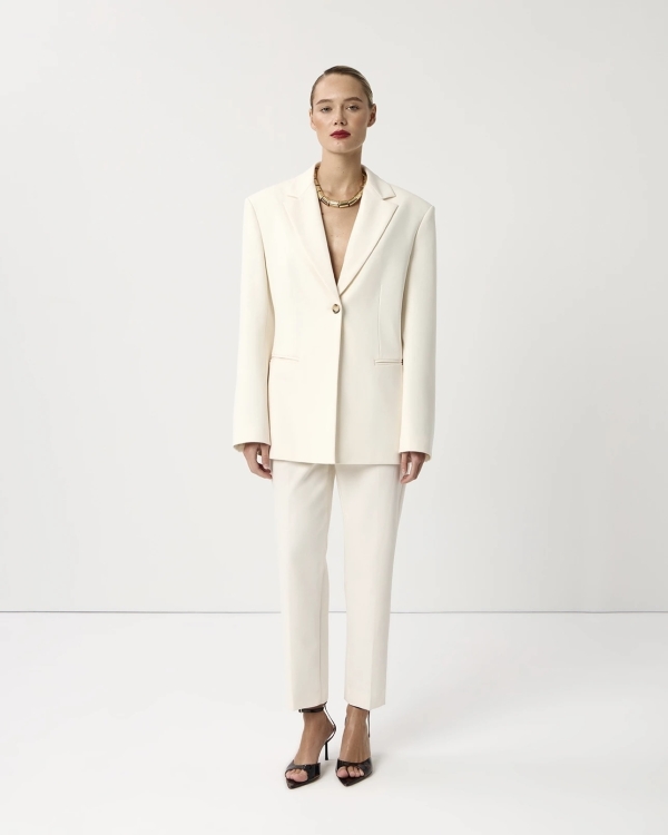 Что надеть невесте, помимо свадебного платья? Конечно,