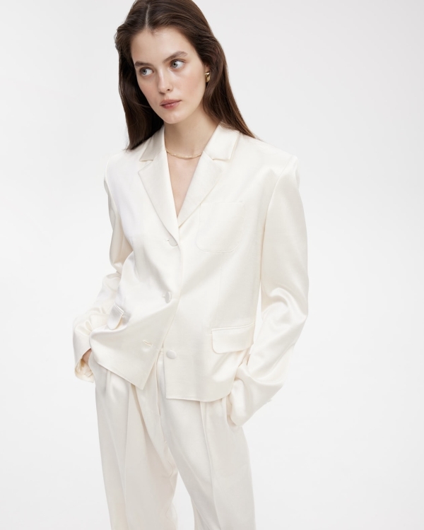 Что надеть невесте, помимо свадебного платья? Конечно,