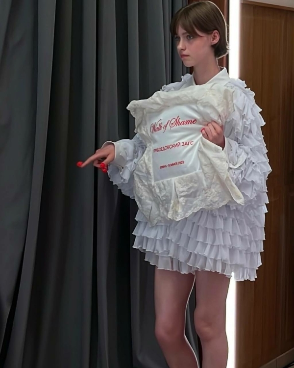 Парад женихов и невест на показе Walk