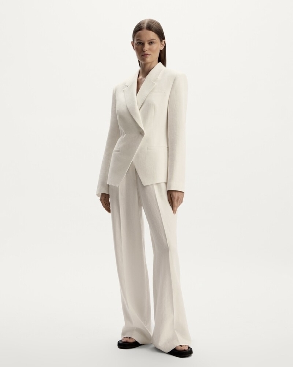 Что надеть невесте, помимо свадебного платья? Конечно,