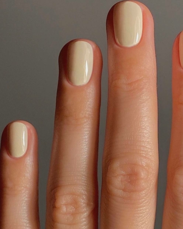 7 трендов летнего маникюра для невест 2025