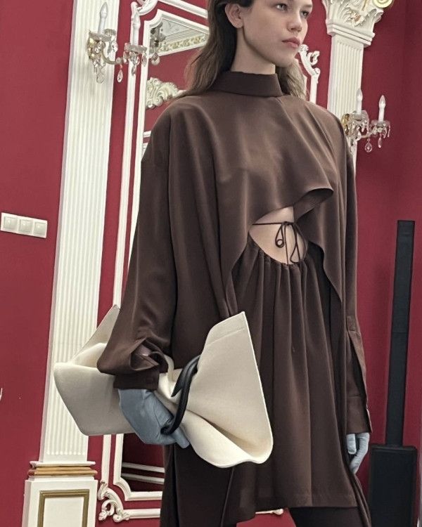 Парад женихов и невест на показе Walk