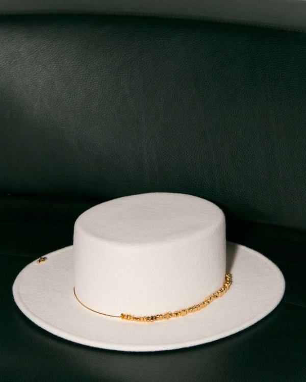 Фата, вуалетки и шляпки для невест: где