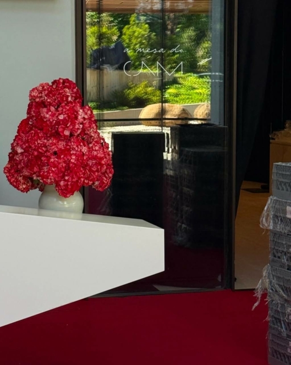 Рассматриваем детали красного декора на ивенте Cartier