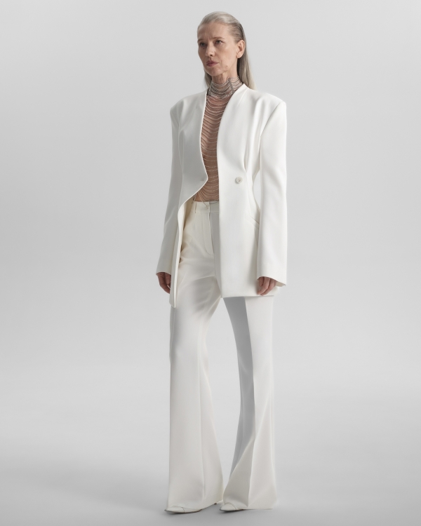 Что надеть невесте, помимо свадебного платья? Конечно,