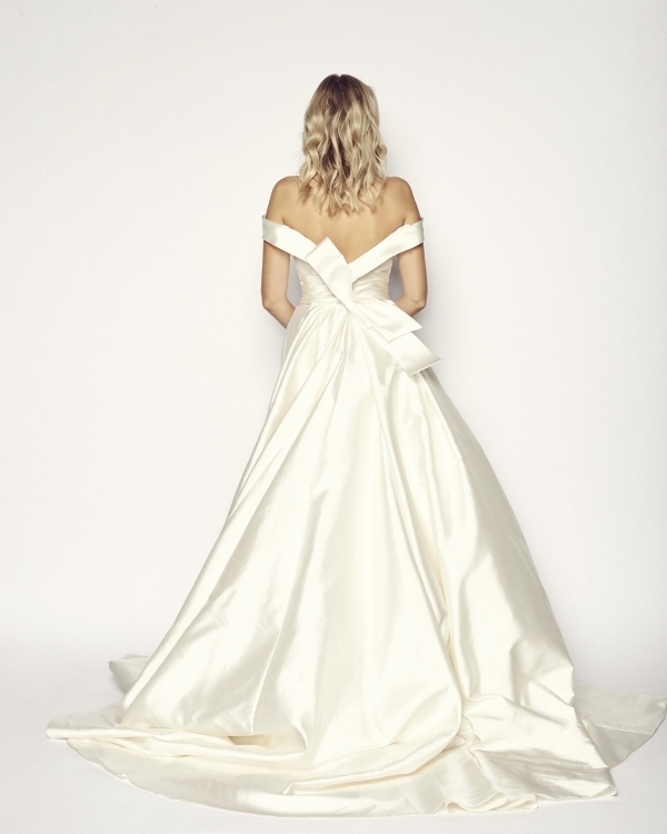 Унесенные ветром: показываем свадебные платья со шлейфом