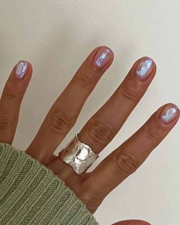 7 трендов летнего маникюра для невест 2025