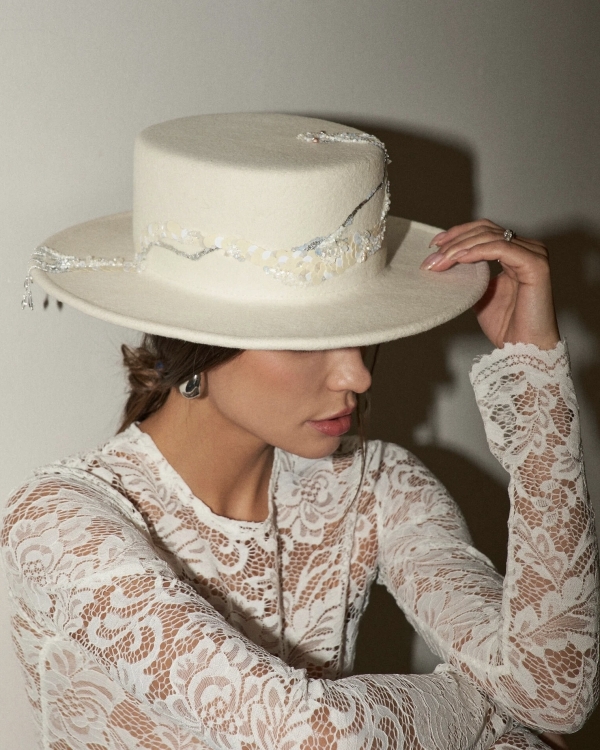 Фата, вуалетки и шляпки для невест: где