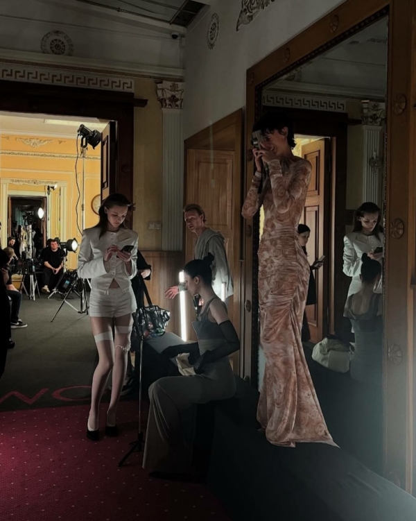 Парад женихов и невест на показе Walk