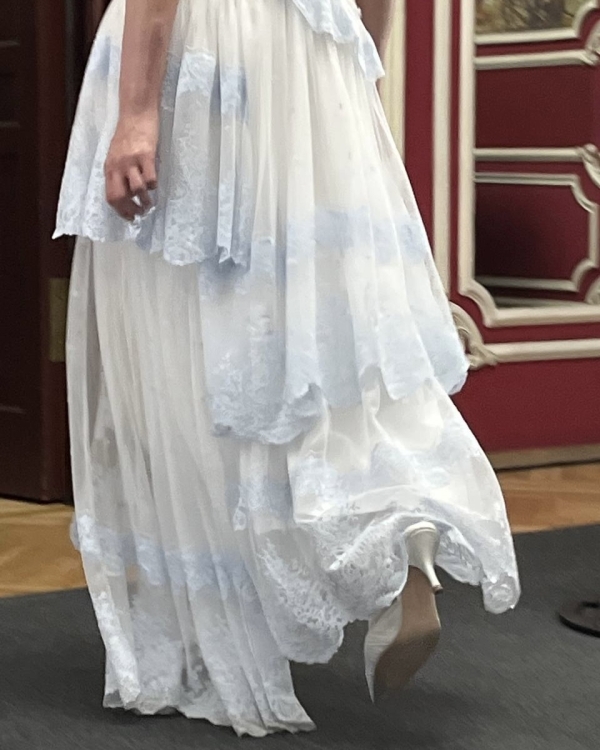 Парад женихов и невест на показе Walk