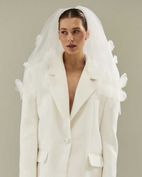 Фата, вуалетки и шляпки для невест: где