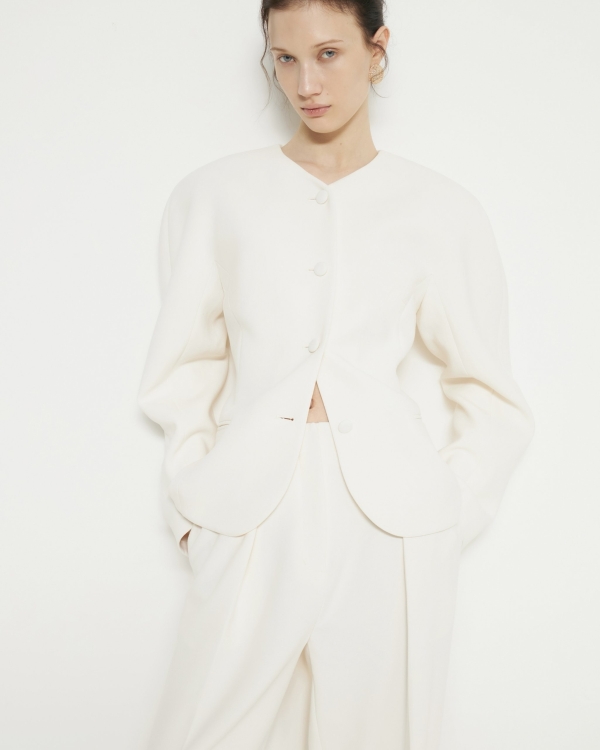 Что надеть невесте, помимо свадебного платья? Конечно,