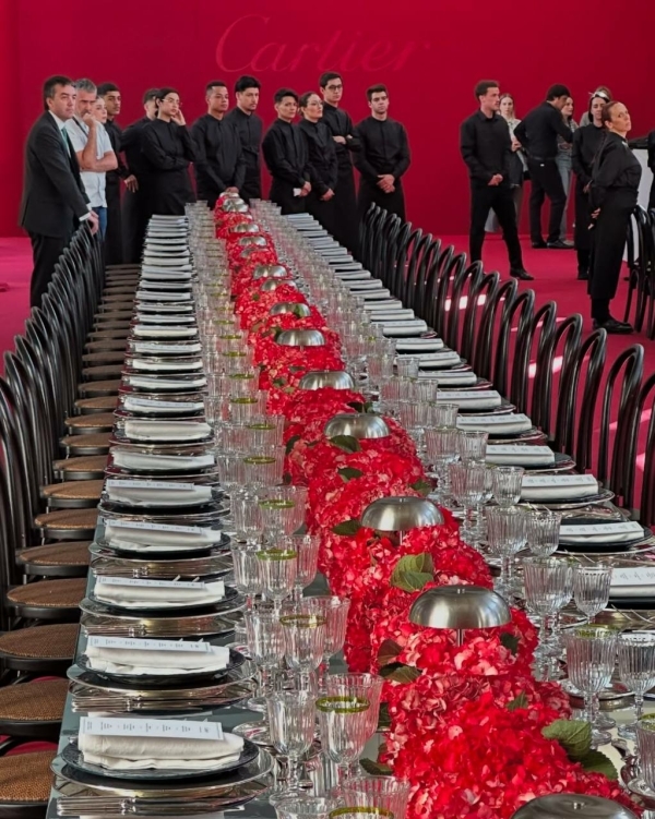 Рассматриваем детали красного декора на ивенте Cartier