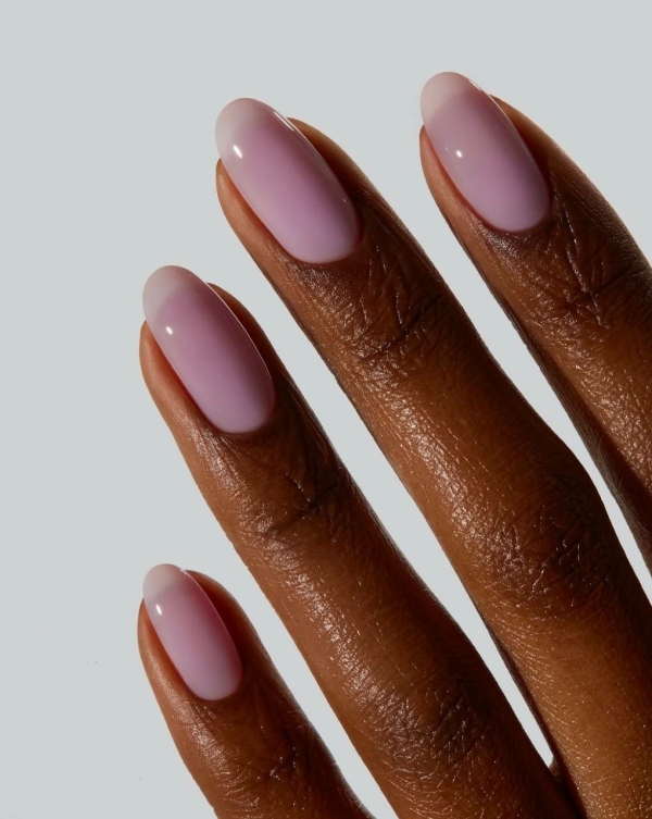 7 трендов летнего маникюра для невест 2025