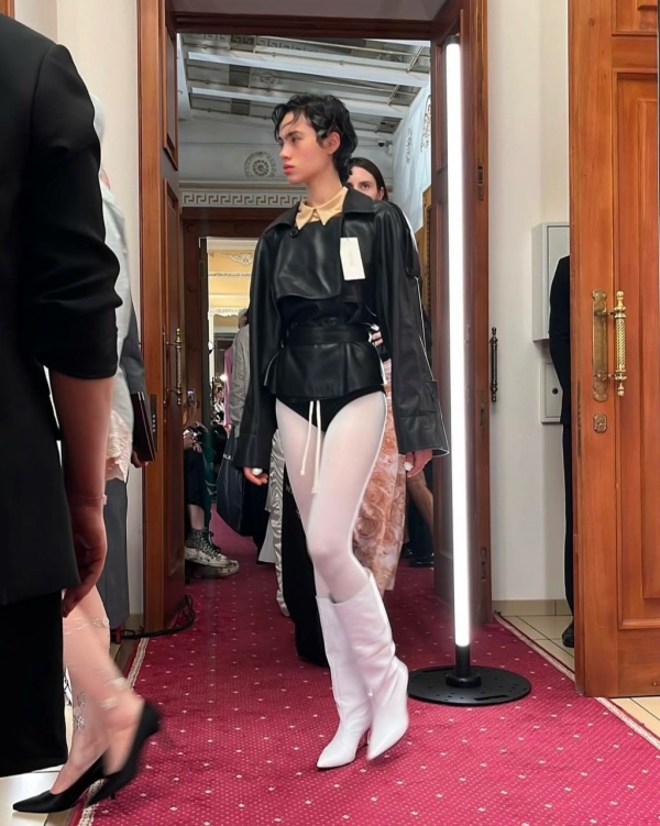 Парад женихов и невест на показе Walk