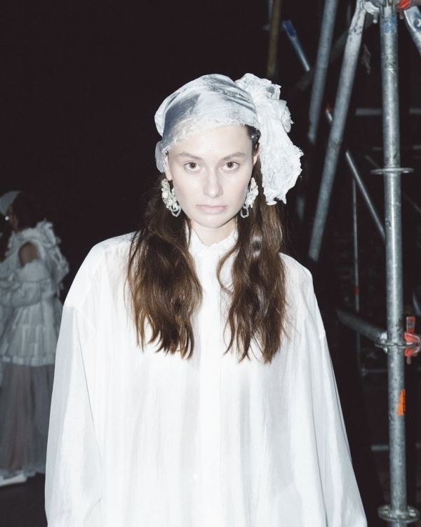 Фата, вуалетки и шляпки для невест: где