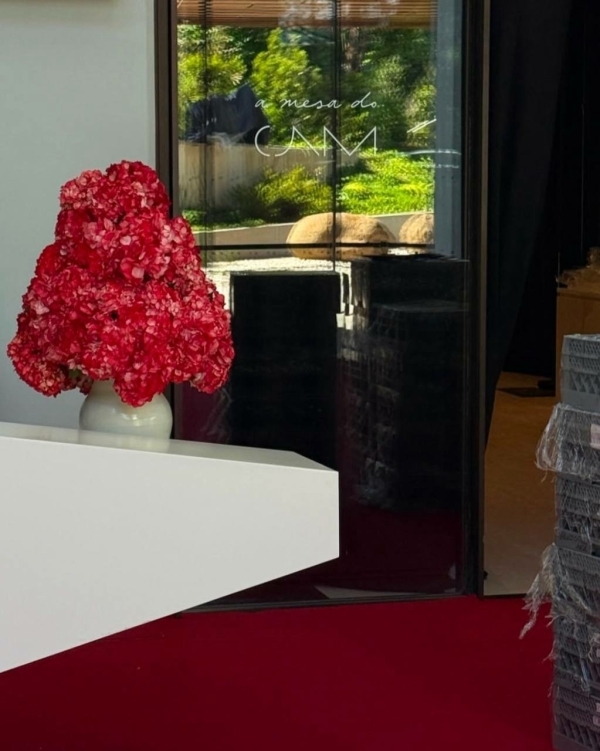 Шестиметровая роза на ужине Magda Butrym и