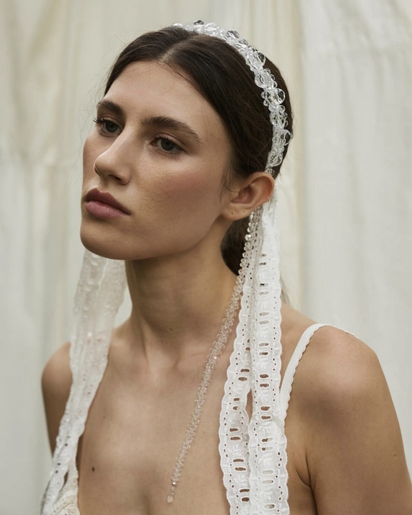 Фата, вуалетки и шляпки для невест: где