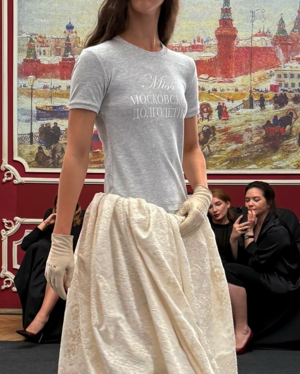 Парад женихов и невест на показе Walk