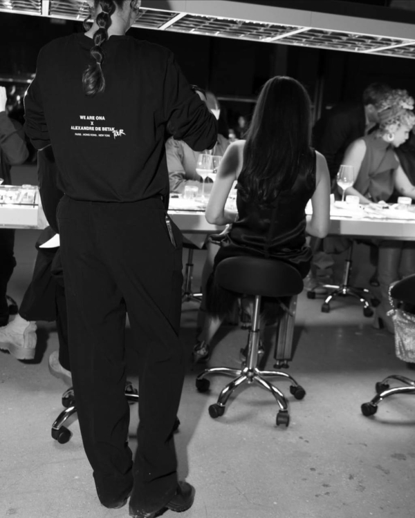 Шестиметровая роза на ужине Magda Butrym и