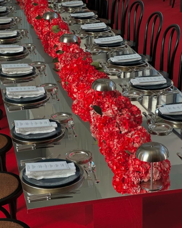 Рассматриваем детали красного декора на ивенте Cartier