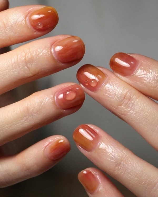 7 трендов летнего маникюра для невест 2025