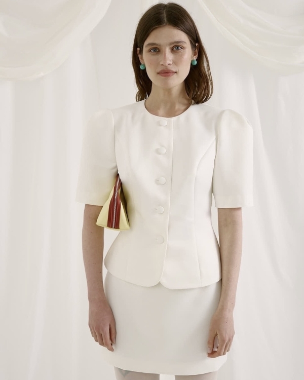 Что надеть невесте, помимо свадебного платья? Конечно,