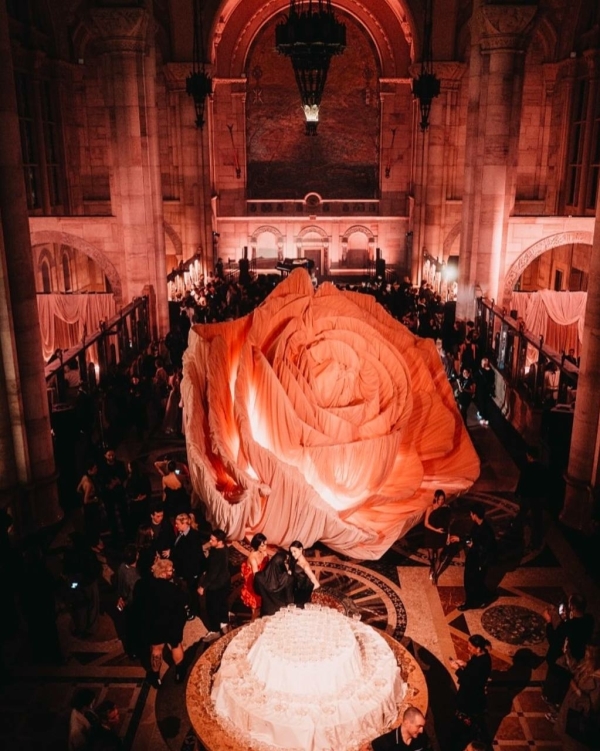 Шестиметровая роза на ужине Magda Butrym и