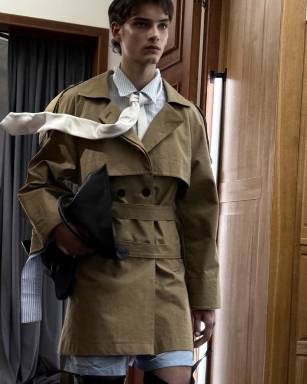 Парад женихов и невест на показе Walk