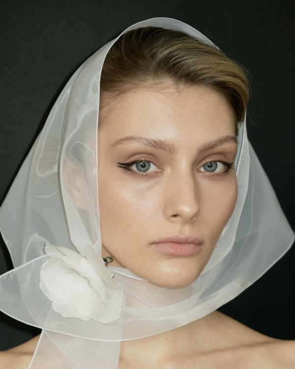 Фата, вуалетки и шляпки для невест: где