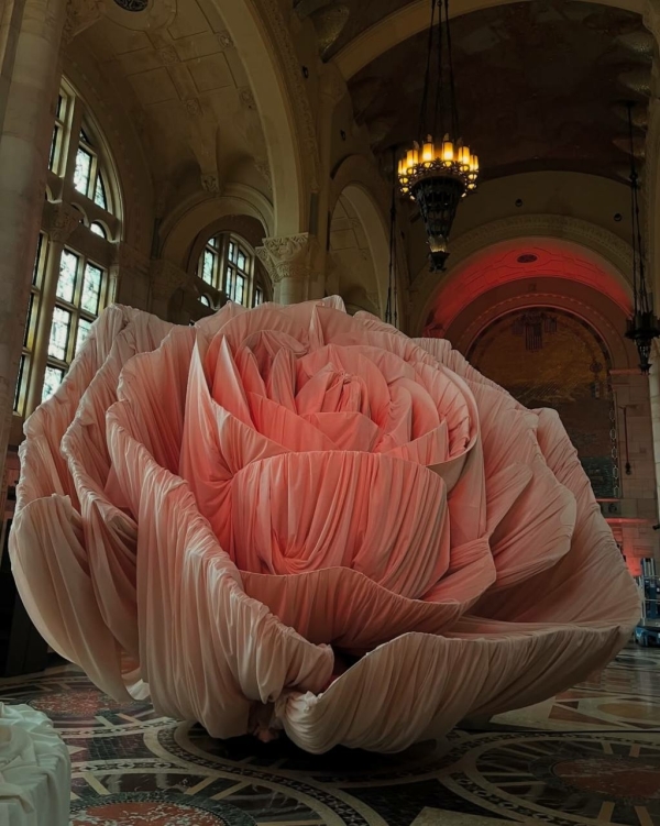 Шестиметровая роза на ужине Magda Butrym и